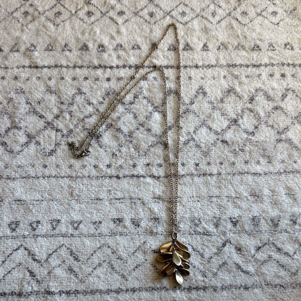 Elegant Gold Leaf Pendant Necklace